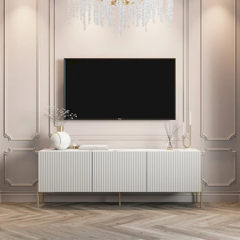 Consola/Mueble de TV beige con patas de metal – Diseño art déco, para televisores de hasta 65 pulgadas.