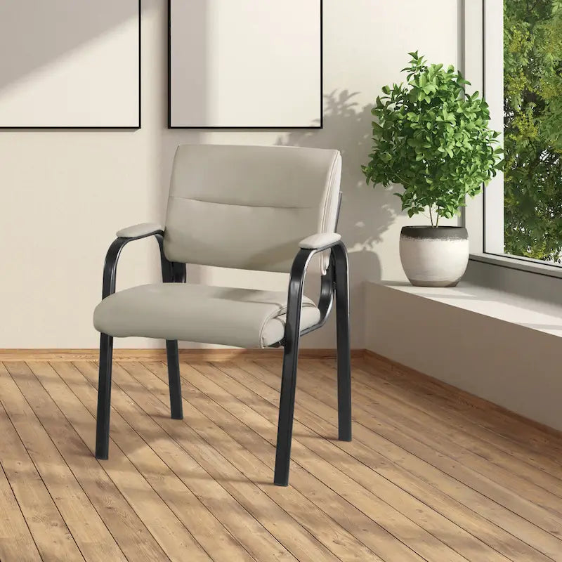 Sillón para invitados de piel sintética y estructura con acabado negro