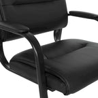 Sillón para invitados de piel sintética y estructura con acabado negro