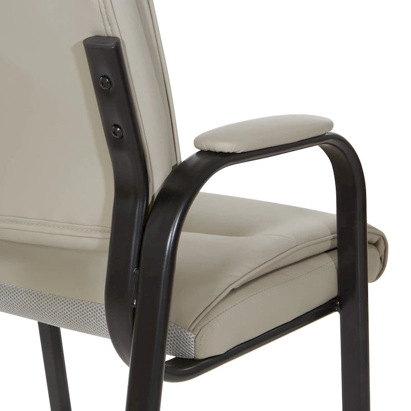 Sillón para invitados de piel sintética y estructura con acabado negro