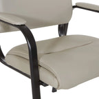 Sillón para invitados de piel sintética y estructura con acabado negro