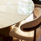 Mesa de comedor redonda moderna – Encimera de piedra sinterizada blanca y pedestal de carbono bronce